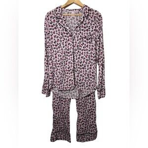 Victoria’s Secret 2 Piece Pajama Set
Pink Heart Print Size Medium Long